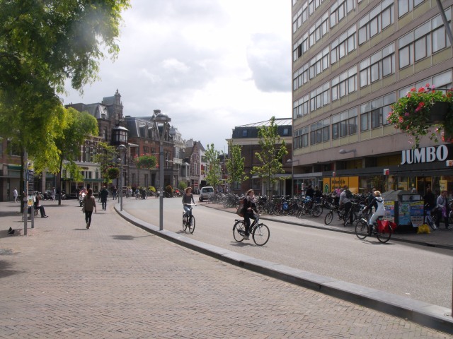 Leiden CS into Town